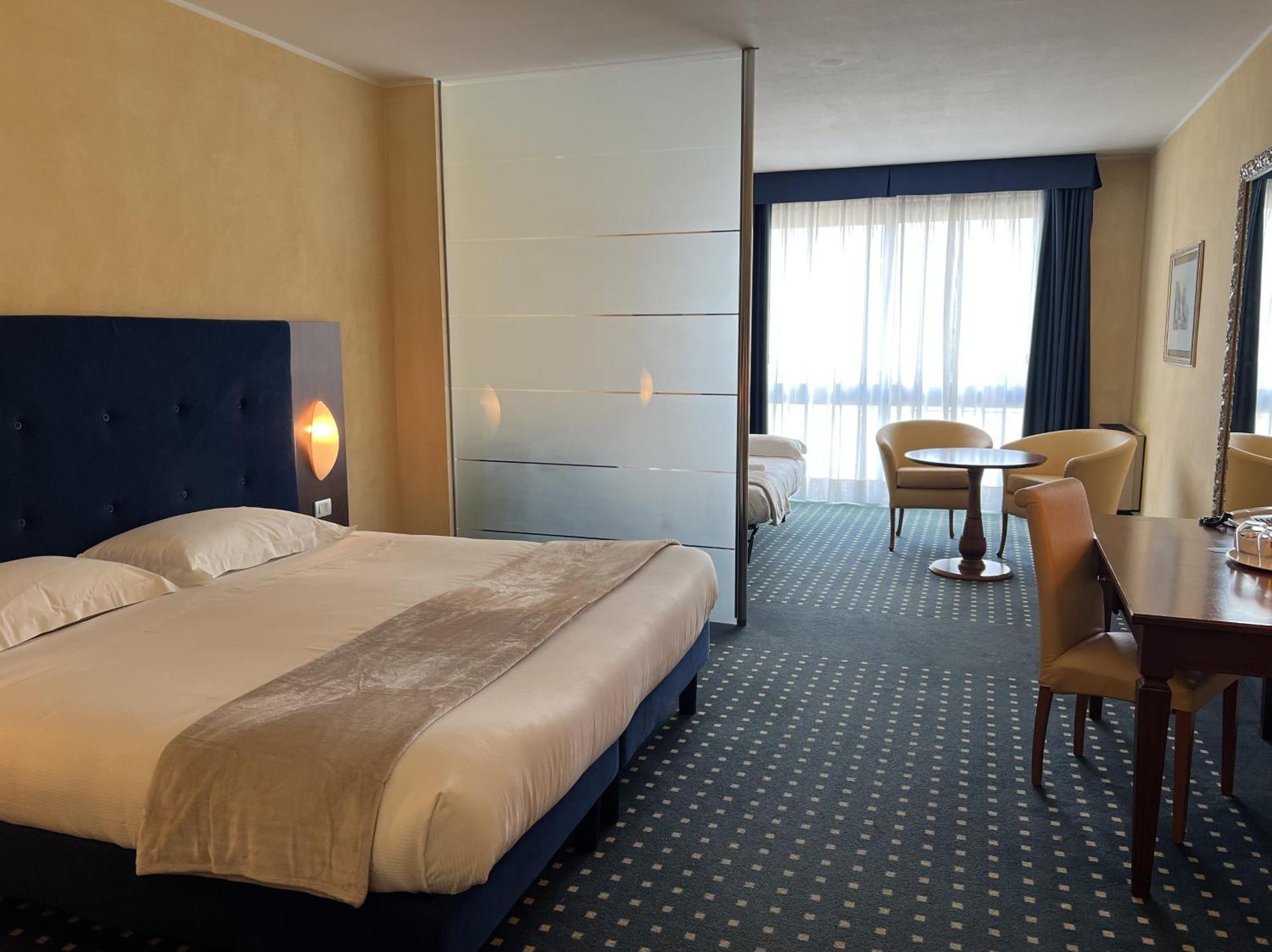 Family Room with Lake View,1668053756:JPEG